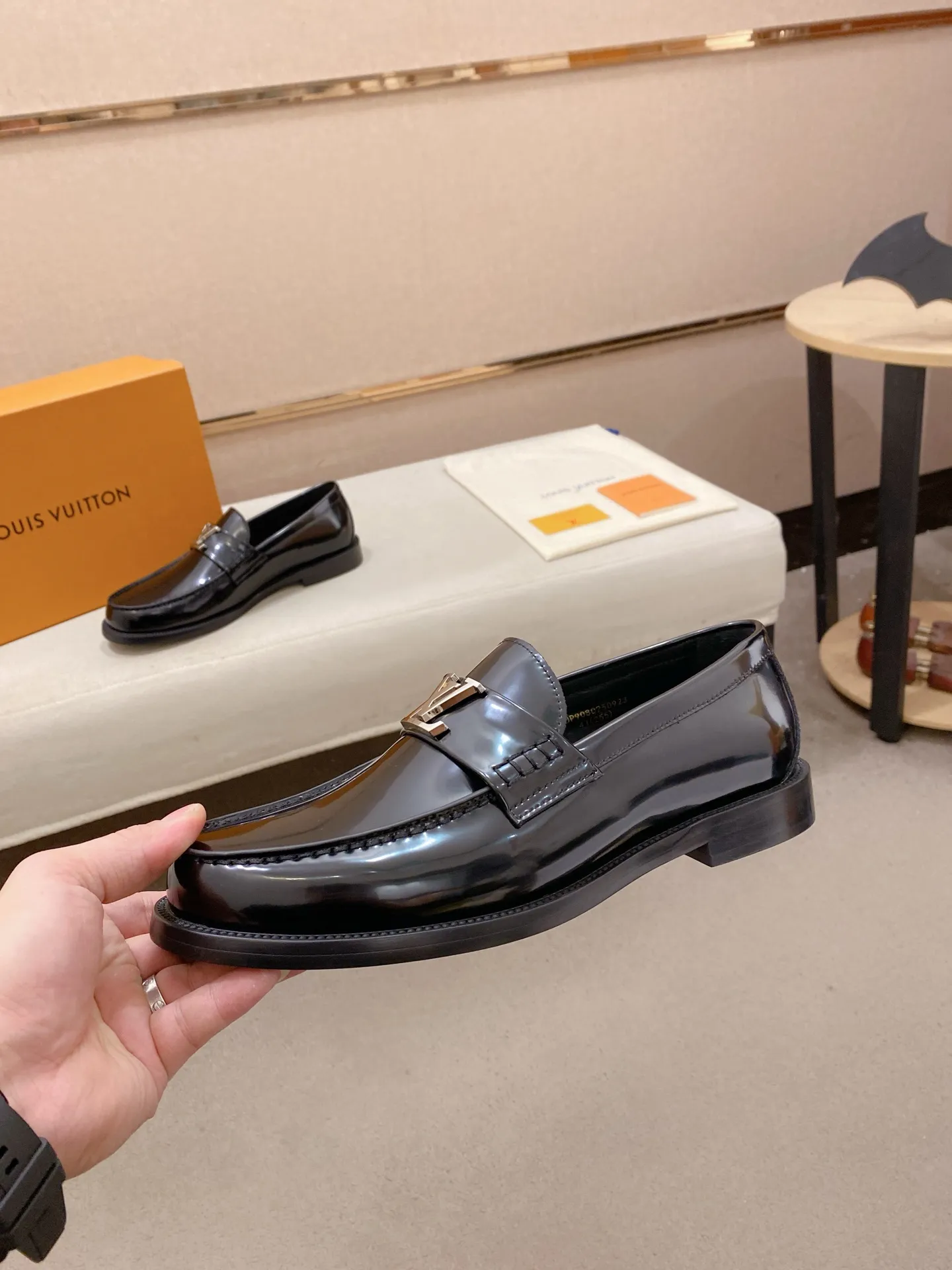 Factory price: 700💰Louis Vuitton LV men's classic Oxford shoes, men's business formal boutique leather shoes, classic model, exquisite almond kernel toe, ultimate art, the whole shoe is made of imported cow leather (open edge beads), carefully selected, fine pores, excellent gloss, soft texture, strong toughness, durable and not easy to deform, apricot calf leather lining, soft and comfortable, sweat-absorbent and breathable. Composite rubber backing at the heel. The front and rear outsole are nailed and reinforced, making them non-slip and wear-resistant. Made with Goodyear craftsmanship, the shoe shape is excellent, light and luxurious, and can be worn in all kinds of formal occasions! Original box and dust bag packaging! Size: 39-44 (38.45. Customized)